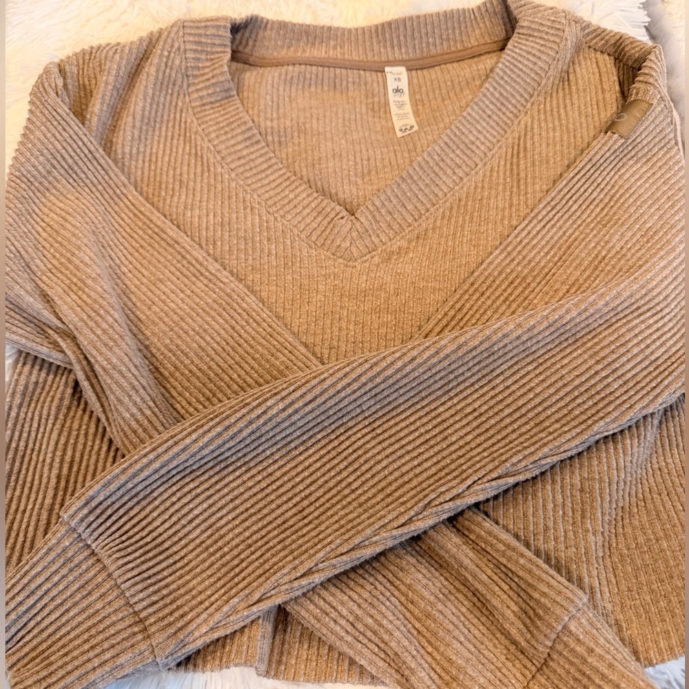 Women’s Alo Muse Pullover - Picture 2 of 4